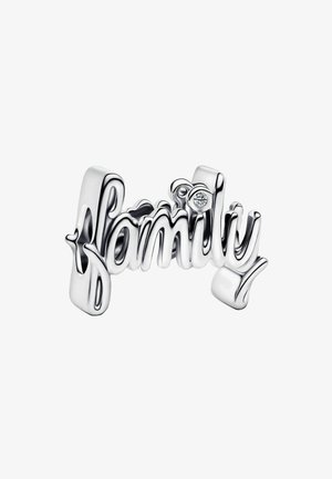 Charm en argent avec une inscription cursive "famille", présentant des textures lisses et une petite pierre transparente incrustée.
