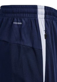 Pantaloncini sportivi blu navy con vita elastica, banda laterale bianca, tasca con cerniera e scritta "BEECOOL" su tessuto a rete.