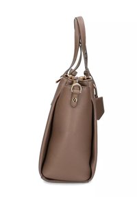 Borsa a tracolla in pelle marrone con doppio manico, chiusure con zip in tono oro e un piccolo cartellino attaccato su sfondo bianco.