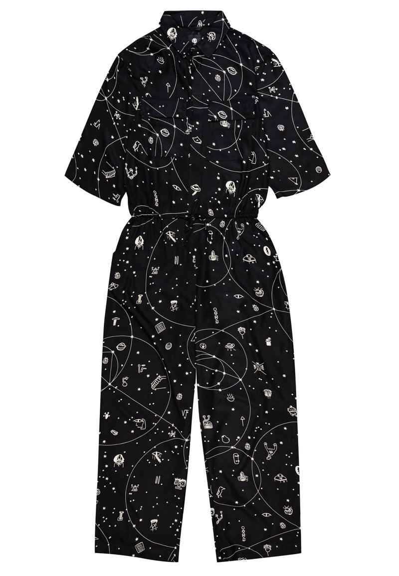 Mono negro con mangas cortas, que presenta ilustraciones de temática espacial en blanco y patrones circulares. Incluye una cintura elástica y dos bolsillos.