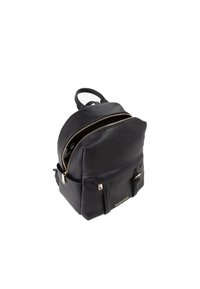 Zwarte leren rugzak met een gestructureerde afwerking, voorzien van gouden ritssluitingen, twee voorvakken en een bovenhandvat. Compact en gestructureerd ontwerp.