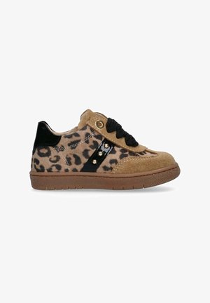 Sneaker in suede con stampa leopardo, dettagli in pelle verniciata nera, lacci neri, occhielli dorati e suola in gomma marrone. Design a punta arrotondata.