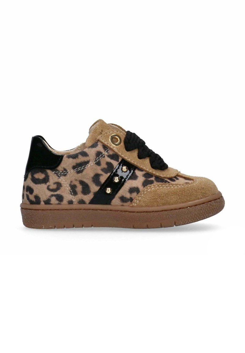 Sneaker in suede con stampa leopardo, dettagli in pelle verniciata nera, lacci neri, occhielli dorati e suola in gomma marrone. Design a punta arrotondata.