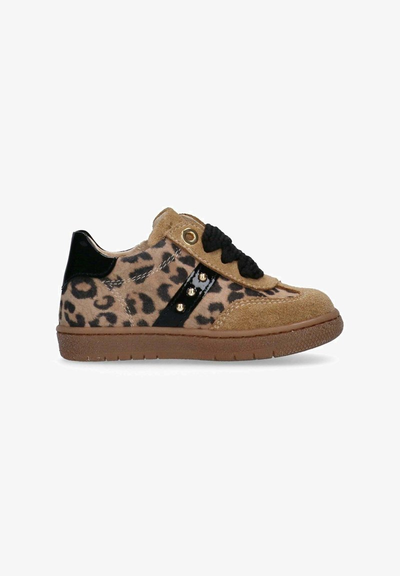 Sneaker in suede con stampa leopardo, dettagli in pelle verniciata nera, lacci neri, occhielli dorati e suola in gomma marrone. Design a punta arrotondata.