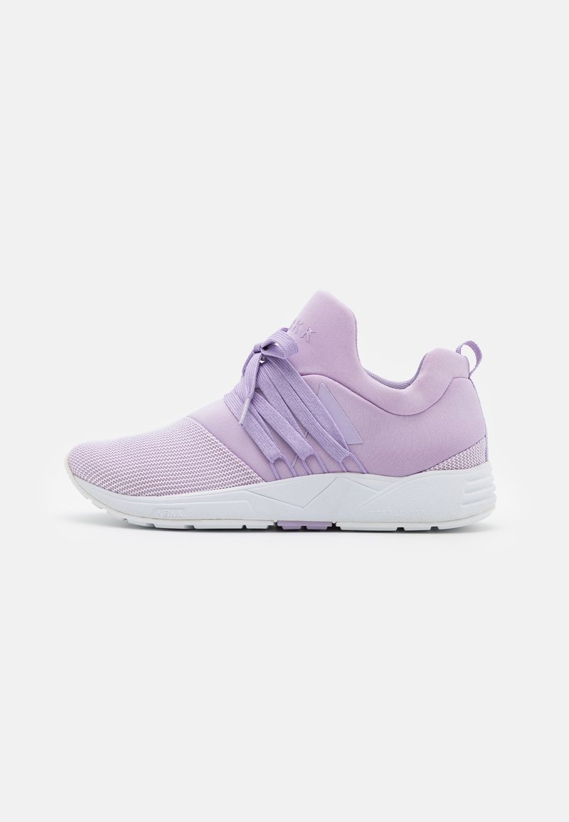 Baskets de sport violet clair avec embout tricoté, semelle blanche épaisse, lacets latéraux noués en nœud et col de cheville rembourré, vues de côté.