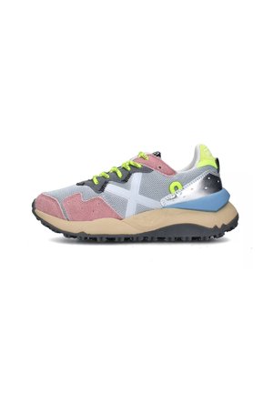 Scarpe da ginnastica grigie, rosa e nere con tomaia in mesh, pannelli in suede testurizzato, stringhe gialle brillanti e una suola chunky a contrasto.