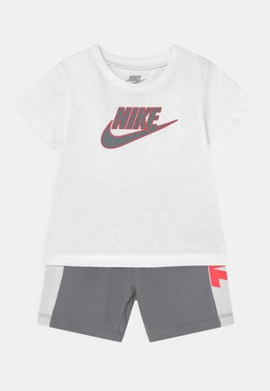 AMPLIFY SET - Shorts - smoke grey
