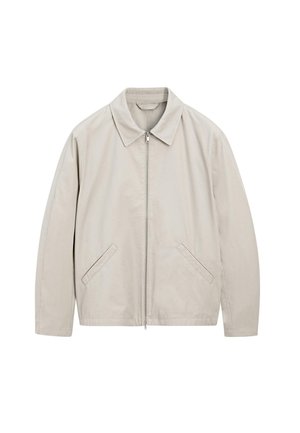 Giacca leggera grigio chiaro con colletto, zip frontale e due tasche laterali angolate. Presenta linee semplici e pulite e una texture liscia.