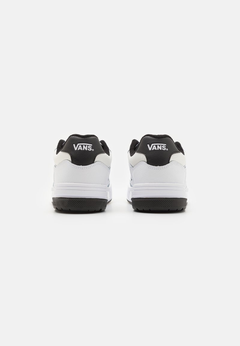 Weiße Ledersneaker mit schwarzen Akzenten, ausgestattet mit einer strukturierten schwarzen Gummisohle und markierten Fersenschlaufen. Klassisches Low-Top-Design.