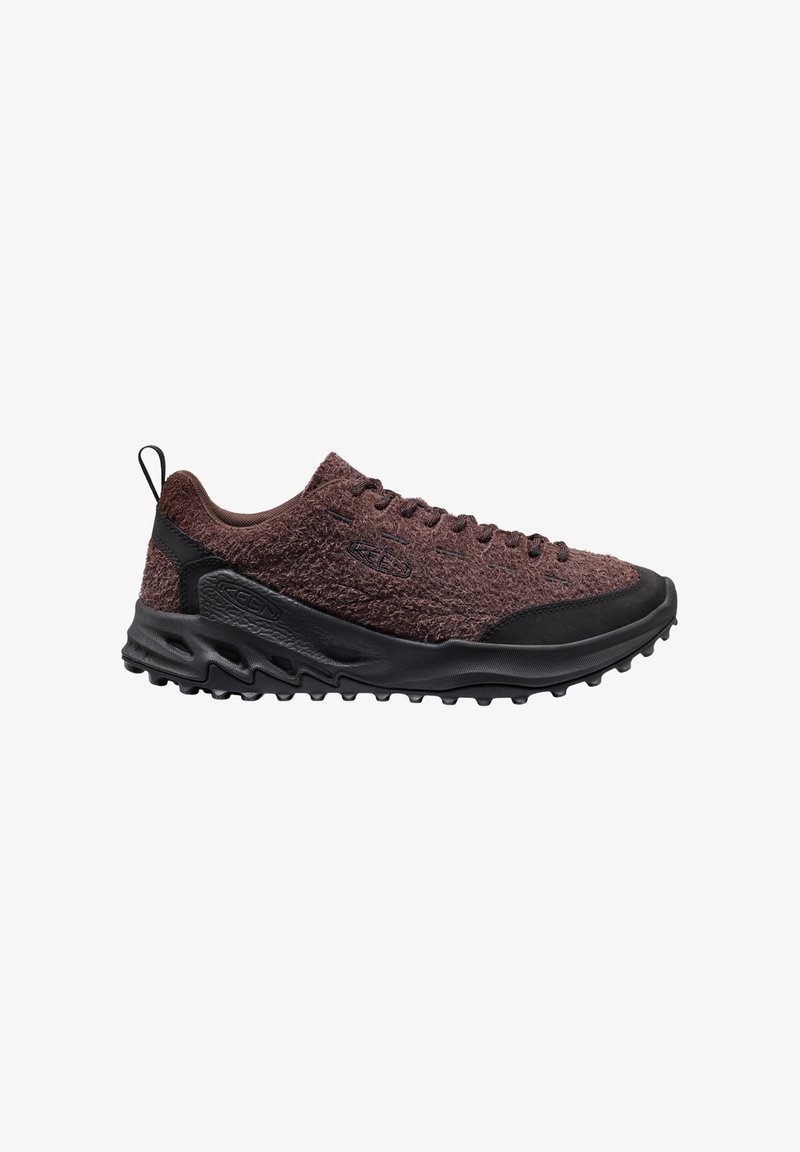 Καφέ sneaker με χαμηλό κόψιμο και υφή, μαύρη σόλα και προστατευτική μύτη, κλείσιμο με κορδόνια και θηλιά στο πίσω μέρος, σχεδιασμένο για υπαίθρια χρήση.