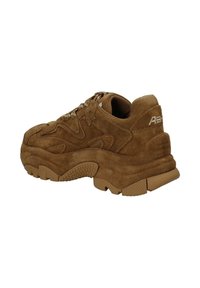 Sneaker in suede marrone con suola in gomma spessa, superficie texturizzata e cuciture decorative. Presenta un colletto imbottito e lacci.