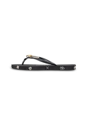 Schwarze Flip-Flop-Sandale mit dekorativen Metallanhängern, darunter Herzen, Sterne und Blumen entlang der Sohle und des Riemens.