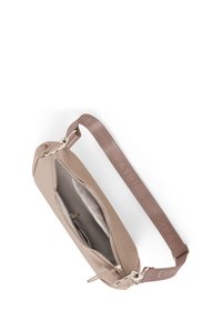 Beige olkalaukku, jossa on tyylikäs ja sileä pinta, hopeavetoketju ja logolla varustettu hihna. Sisältää tilavan sisäosaston.