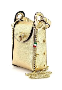 Goldfarbene Metallic-Mini-Tasche mit einem Bienenemblem, Klappverschluss, Nietenakzenten und einer Kettenriemen. Mit Charm der italienischen Flagge.