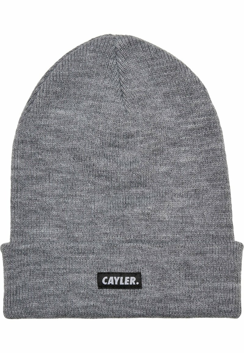 Grå strikket lue med brett og et svart merke med påskriften "CAYLER." Jevn tekstur med tett vevd design.