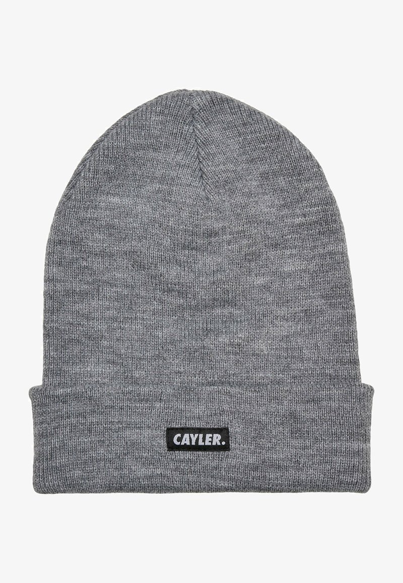 Grijze gebreide beanie met een omgeslagen boord en een zwart merklabel met de tekst "CAYLER." Soepele textuur met een strakke weefontwerp.