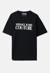 Juoda medvilninė marškinėliai su trumpomis rankovėmis, ant priekinės dalies su dideliais baltais užrašais "VERSACE JEANS COUTURE". Klasikinio apvalaus kaklo dizainas.