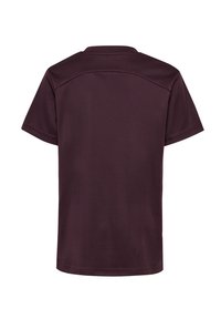 Ciemnofioletowa koszulka z krótkim rękawem z lekko wygiętą szwem na górnej części pleców na białym tle.