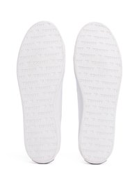 Semelles en caoutchouc blanches avec un motif texturé et répété "TOMMY". Forme plate et arrondie avec des bords lisses et sans marquages ni couleurs visibles.
