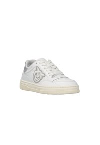 Sneaker in pelle bianca con suola in gomma, caratterizzata da un logo cucito sul lato, punta tonda e lacci piatti. Dettagli argentati sul tallone.
