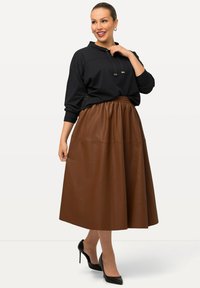 Ulla Popken MIDI EN TRAPÈZE AU GENOU CEINTURE ÉLASTIQUE - Gonna a campana - erde