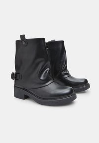 Schwarze Leder-Stiefeletten mit glatter Textur, seitlichem Reißverschluss, dekorativem Schnallenverschluss und Blockabsatz. Subtile Markenkennzeichnung im Obermaterial.