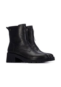 Botas de tobillo de cuero negro con un tacón grueso, que cuentan con cremalleras dobles, una superficie texturizada y un diseño de puntera redonda.