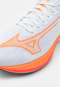 Mizuno WAVE REBELLION SONIC - Zapatillas running asfalto - white/light orange/blue ashes