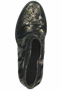 Botín negro y dorado con un patrón de serpiente texturizado, punta redondeada, cremallera lateral y costuras decorativas a lo largo de los bordes.