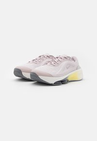 Nike Performance VERSAIR - Trainingsschuh - platinum violet/smokey mauve/soft yellow/metallic silver/black