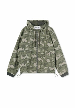 Zelená a béžová maskáčová bunda na zips s kapucňou a sťahovacími šnúrkami, predné vrecká a rebrované manžety, položená na rovnej ploche na bielom pozadí.