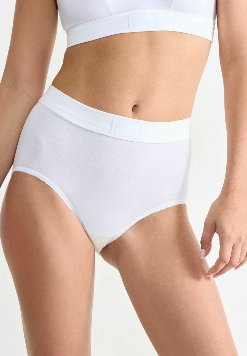 Weiße Baumwoll-Unterwäsche mit hoher Taille und glatter Oberfläche. Verfügt über einen weichen, elastischen Bund und gewellte Beinabschlüsse.