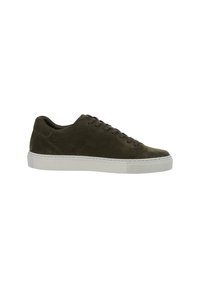 Baskets basses en daim vert olive avec des lacets foncés et une �épaisse semelle en caoutchouc blanc, présentées de l'extérieur.