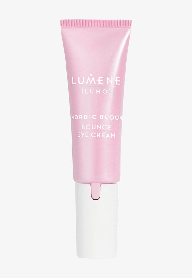 Roze tube Lumene Nordic Bloom Bounce Eye Cream met witte dop op een effen lichte achtergrond.