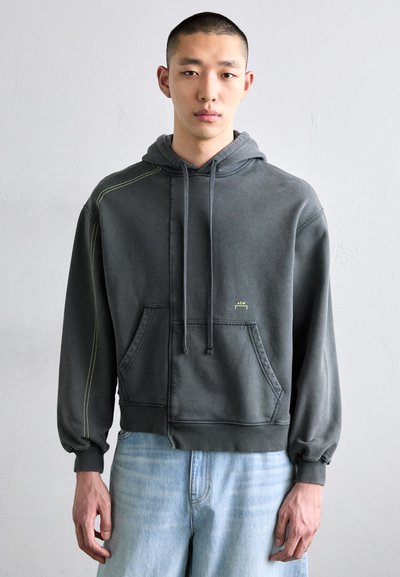 Mørkegrå hoodie med kængurulomme, justerbare snore og kontrasterende gule stikninger. Blødt stof; afslappet pasform med ribbede manchetter.