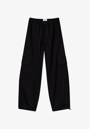 Pantaloni cargo neri con vita elastica, chiusura a bottone, tasche laterali e polsini con cordini regolabili. Realizzati in tessuto leggero.