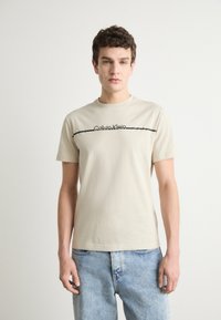 Calvin Klein - SPLIT LINE LOGO - Print T-shirt - peyote Thumbnail Image 1