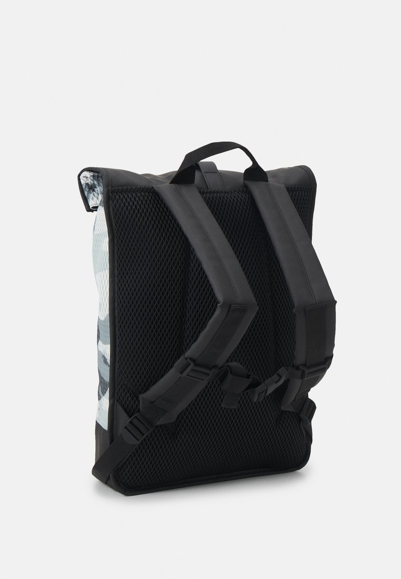Rains ROLLTOP UNISEX - Rucksack - camo/black - Zalando.co.uk display picture 2