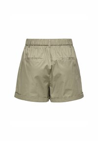 Khaki shorts dengan pinggang elastis, dilengkapi dengan dua saku belakang dan tepi yang digulung. Tekstur halus dengan bahan ringan.