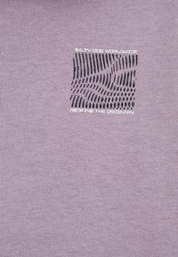 Fialová tkanina s textúrovanou väzbou, ktorá obsahuje čierny grafický vzor a biely nápis "SALTY DOG WORLDWIDE REDINE THE ORDINARY."