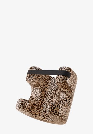 Fußstütze mit Leopardenmuster und glatter, glänzender Oberfläche. Enthält einen schwarzen Gummigriffriemen für Stabilität. Gebogene Form für ergonomische Nutzung.