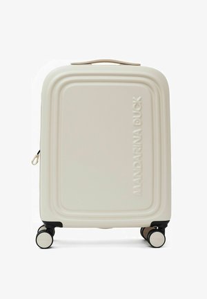 Weißer Hartschalenkoffer mit strukturierter Oberfläche, sanften Rundungen, geprägt Logo und vier schwarzen und silbernen Rollen. Verfügt über einen oberen Griff.