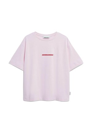T-shirt en coton rose avec un col rond et des manches courtes. Présente le texte "ARMEDANGELS" en rouge centré sur la poitrine.