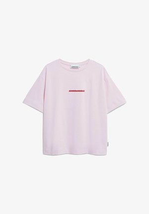 Roze katoenen T-shirt met een ronde halslijn en korte mouwen. Heeft de tekst "ARMEDANGELS" in rood, gecentreerd op de borst.
