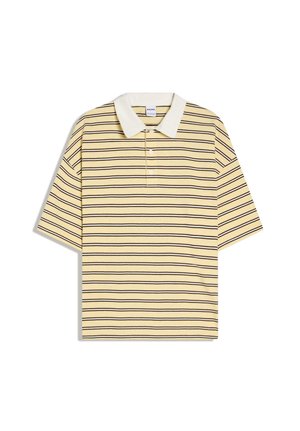 Rövid ujjú sárga póló fekete vékony vízszintes csíkokkal és fehér gallérral, laposan elhelyezve fehér háttéren.