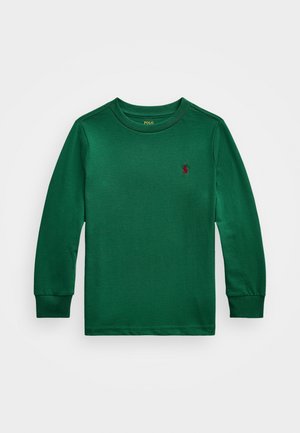 T-shirt vert à manches longues avec col rond, petit logo rouge brodé sur la poitrine gauche et poignets côtelés.