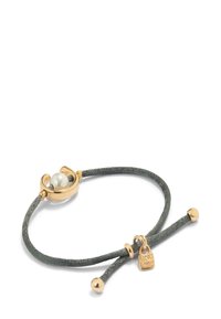 Bracelet avec un bracelet textile gris, doté d'un fermoir en métal doré avec une perle et un petit détail en charme. Texture lisse et design simple.