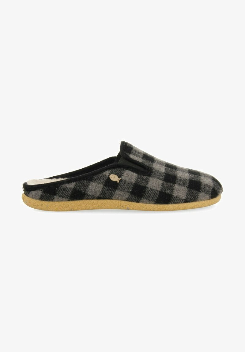 Chausson à carreaux noir et gris avec une tige textile douce, design à enfiler, bord noir et semelle en caoutchouc marron clair. Présente un petit logo.