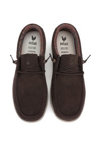 Scarpe slip-on in suede marrone con interno testurizzato e sistema di laccio regolabile. Presentano una suola in gomma e un logo impresso sulla tomaia.