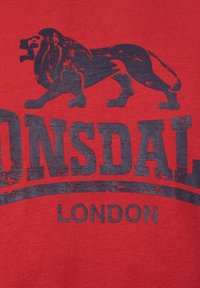 Lonsdale SILVERHILL - Tricou cu imprimeu - dark red/navy